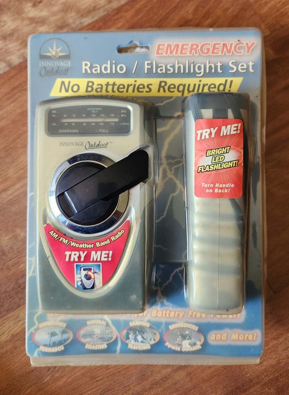 Innovage Emergency AM/FM Radio Flashlight Set Hand Crank Wind Up Sealed NOS